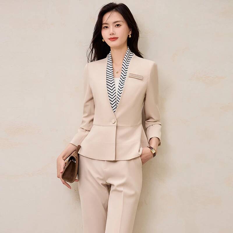 Stili uniformi formali Donna A - Women Formal Wear Interview recensione e prezzo