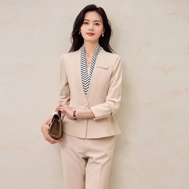 Stili uniformi formali Donna A - Women Formal Wear Interview recensione e prezzo